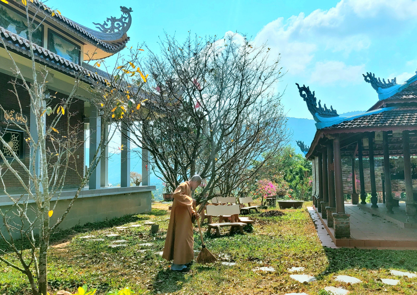 Ng&ocirc;i ch&ugrave;a Sơn Th&agrave;nh thanh b&igrave;nh tr&ecirc;n n&uacute;i cao Hướng H&oacute;a - Ảnh: H.P